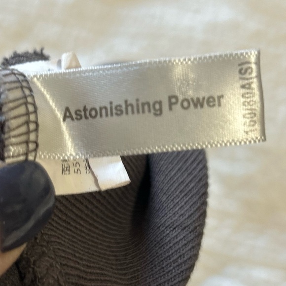 Astonishing Power Long Sleeve Gray Crop Top. Size Small - Picture 4 of 4